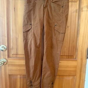 Women’s Athleta Cargo Pants leg zip, size 2